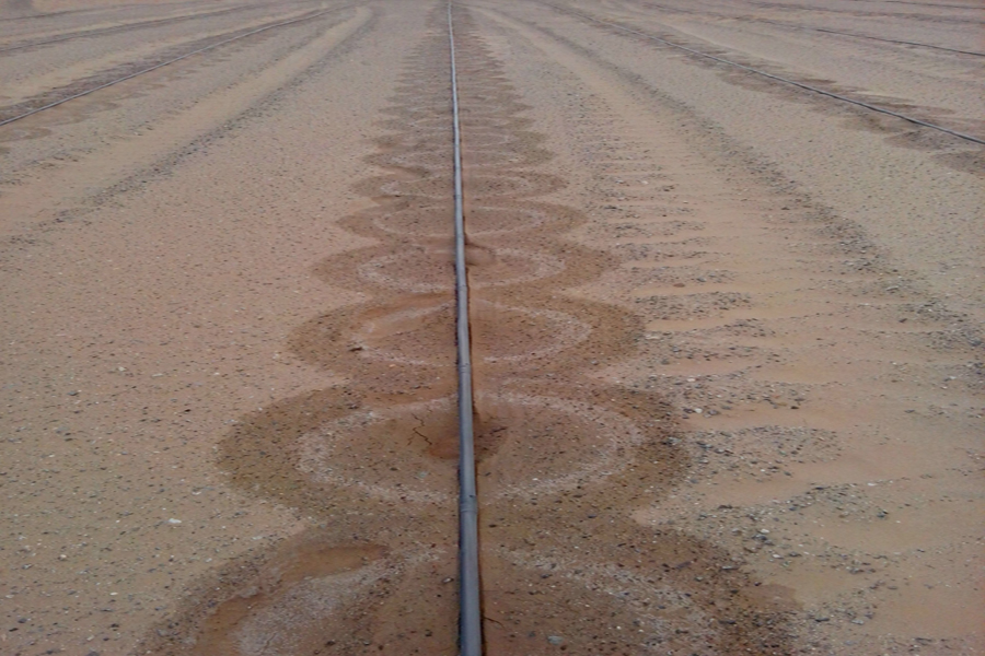 農(nóng)業(yè)節(jié)水設(shè)備-內(nèi)鑲圓柱式滴頭滴灌管-壓力補償式